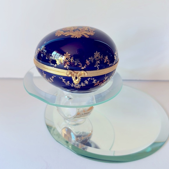 Limoges Cobalt Blue 22k Gilt Porcelain Egg Trinket Box Courting Couple Proposal - Picture 4 of 11